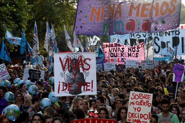 En Buenos Aires y en todo el paiacutes marcharon miles de mujeres para exigir la reivindicacioacuten de sus derechos