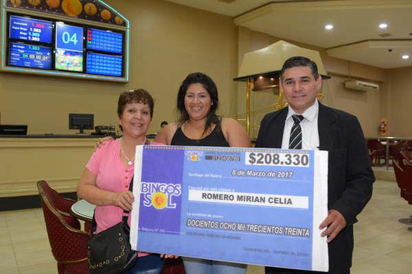 Bingos del Sol entregoacute un premio de maacutes de 200 mil pesos a una afortunada bandentildea