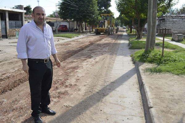 Supervisan el mejoramiento de calles en el barrio San Fernando