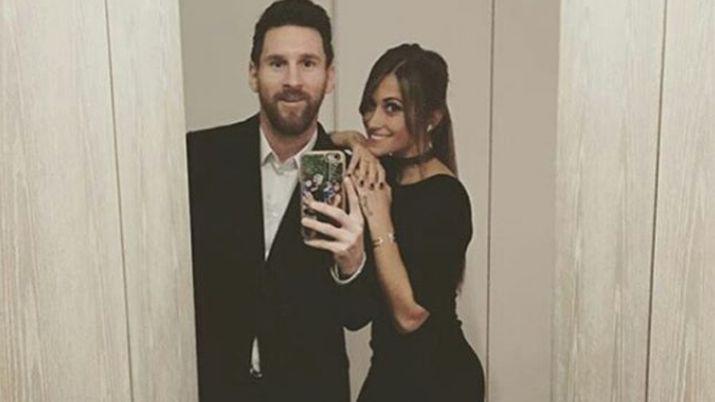 Antonella filmoacute a los fanaacuteticos de Messi tirados sobre su auto a los gritos