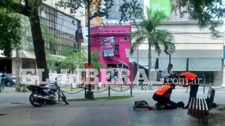 Detienen a joven que intentoacute asaltar a dos personas en la plaza