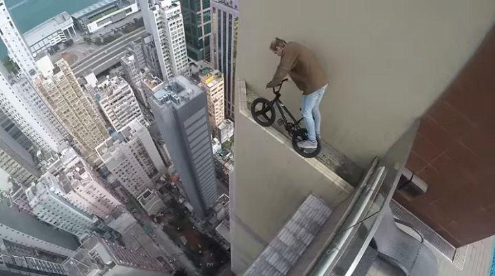 Las increiacutebles acrobacias en una bici BMX en lo alto de un rascacielos