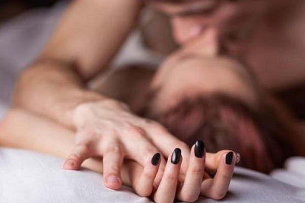 Le quitoacute el celular al vecino y descubrioacute video de su mujer en pleno sexo oral