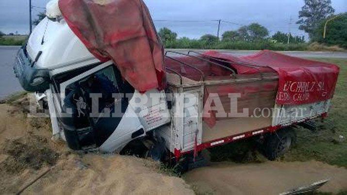 Conductor grave tras incrustarse en un montiacuteculo de tierra
