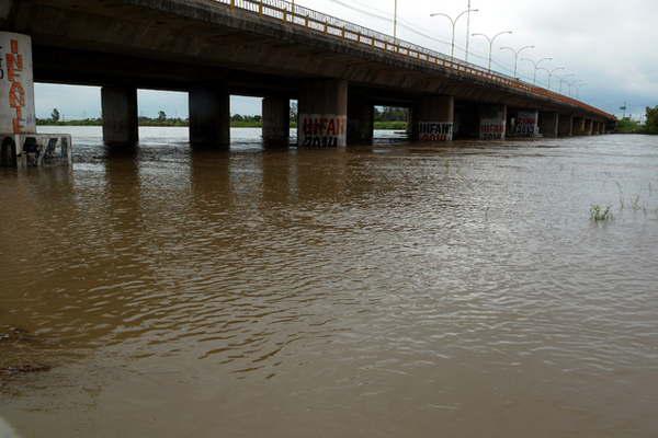 No cesan las lluvias en el norte y es incesante el aumento del caudal del Dulce