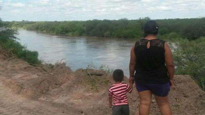 Refuerzan las defensas por el avance del agua en el riacuteo Dulce