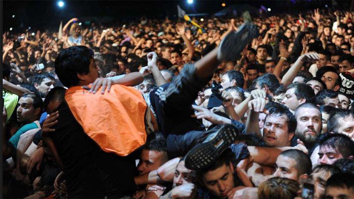 Avalancha y dos muertos en el recital del Indio Solari