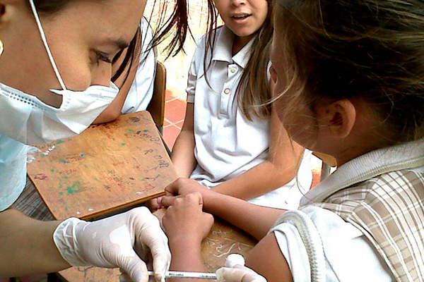 Para padres- quieacutenes deben vacunarse desde este antildeo contra el Virus del Papiloma Humano 