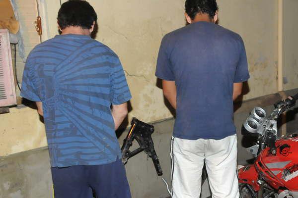 Padre e hijo detenidos por amenazar con arma de fuego a agente de traacutensito