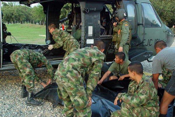 La fuerza aeacuterea bombardeoacute un campo  de disidentes de las Farc 