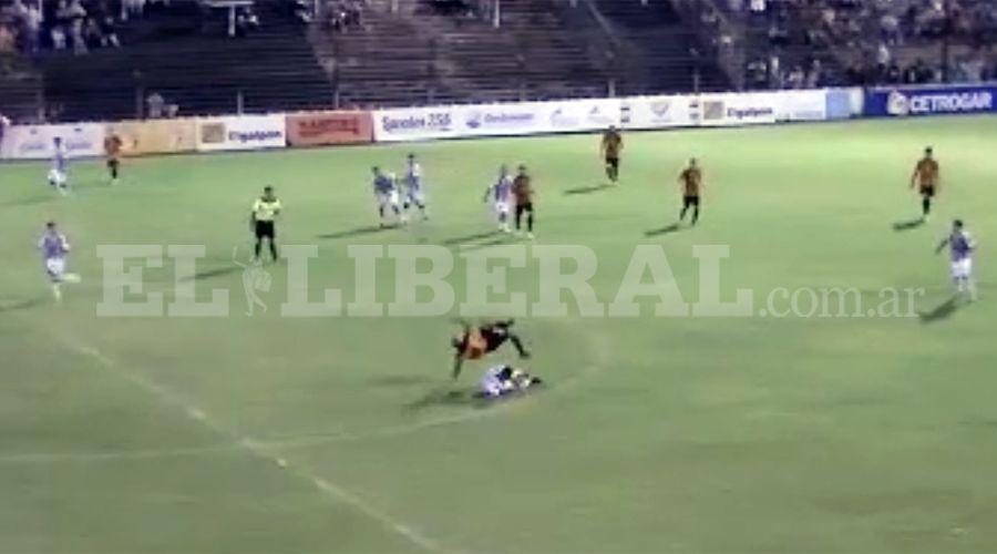 VIDEO- la brutal patada a Peralta delantero de Mitre