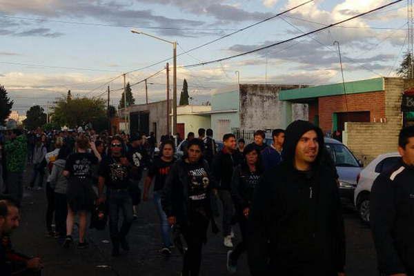 Santiaguentildeos fuera de peligro y de regreso a la provincia contaron detalles del caoacutetico show vivido