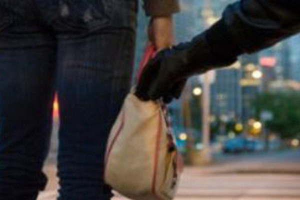 Motochorros se apoderan de la cartera de una educadora