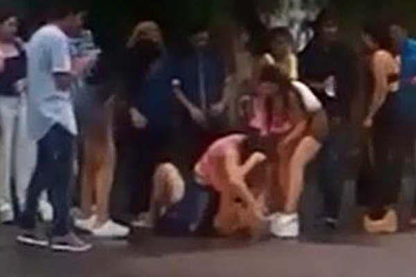 Chicas protagonizan una salvaje pelea a la salida de un boliche