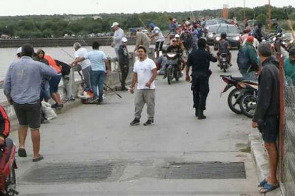 Pescadores volvieron a complicar el traacutensito en el puente de Los Quiroga