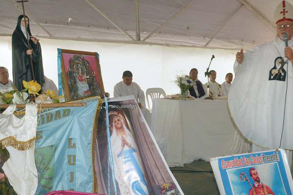 Con grandes muestras de fe Santiago honroacute  a Mariacutea Antonia en su primera fiesta patronal