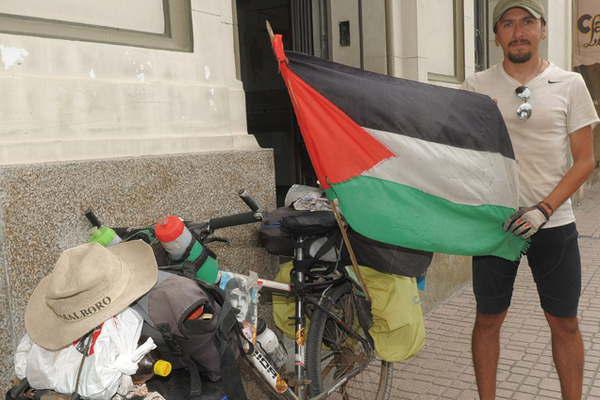 Joven recorrioacute el paiacutes en bicicleta en apoyo al pueblo palestino