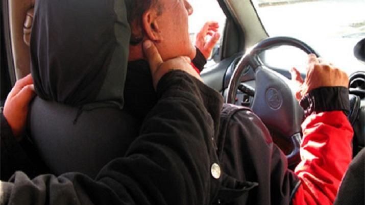 A punta de cuchillo asaltaron y golpearon a un remisero en La Banda