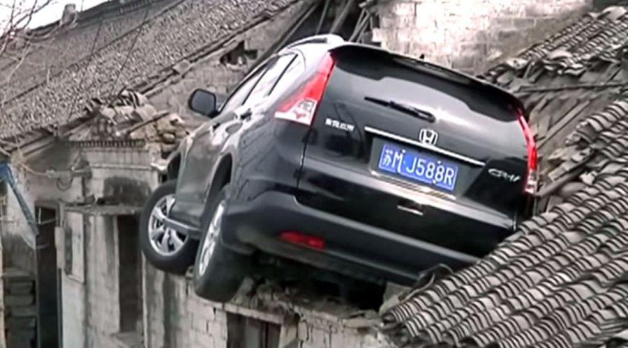 Video- una camioneta terminoacute en el techo de una casa