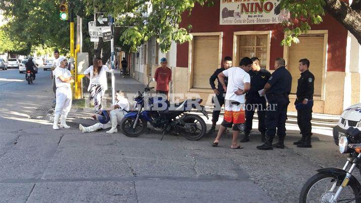 Dobloacute sin poner el guintildeo y lo chocoacute una moto