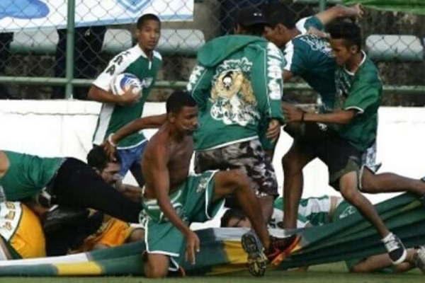 Batalla campal durante  un partido en Brasil 