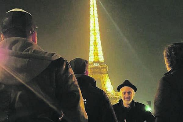 Un suentildeo hecho realidad- Andy  Kusnetzoff trasmitioacute su programa  Perros de la calle desde la Torre Eiffel  