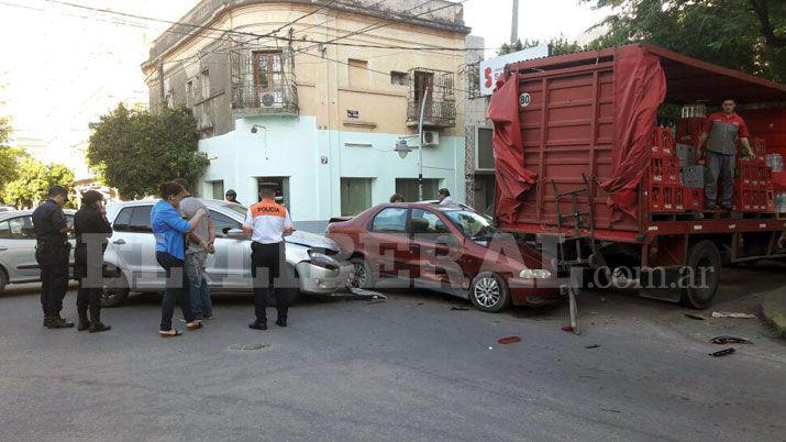 Triple choque en la esquina de Av Roca y Mitre