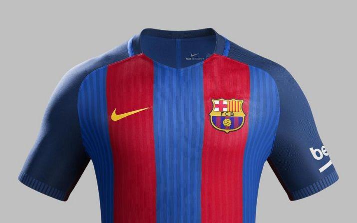 Poleacutemica por un periodista que presentoacute la nueva camiseta del Barcelona