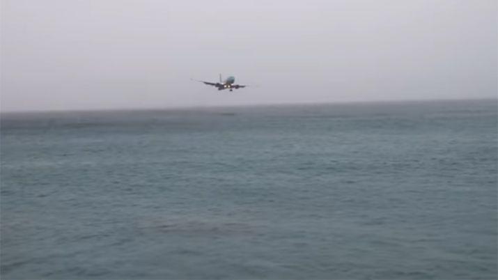 VIDEO  Un avioacuten estuvo a punto de estrellarse en el oceacuteano
