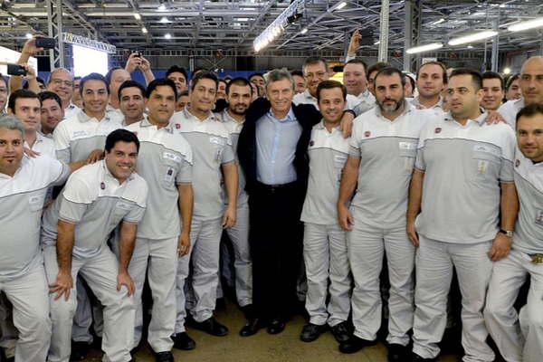 Macri firmaraacute acuerdo para  elevar produccioacuten automotriz