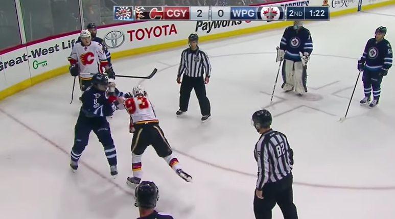 Brutal pelea entre dos jugadores de hockey sobre hielo