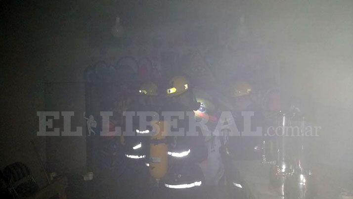 Voraz incendio en una rotiseriacutea de Friacuteas