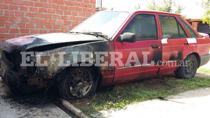 Bomberos lograron controlar el incendio de un auto