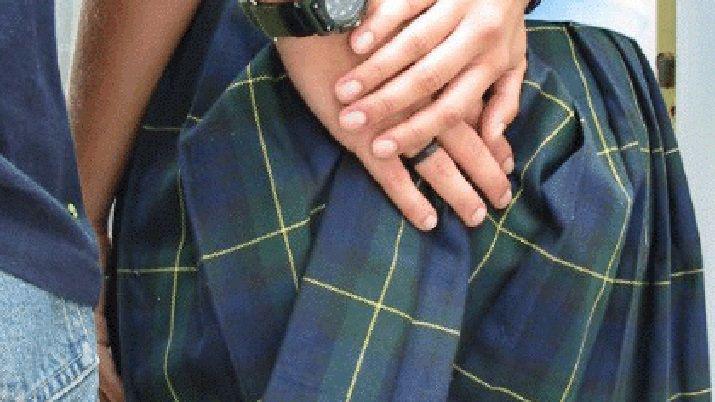 Le tocaron la cola mientras esperaba a su hermana a la salida de la escuela