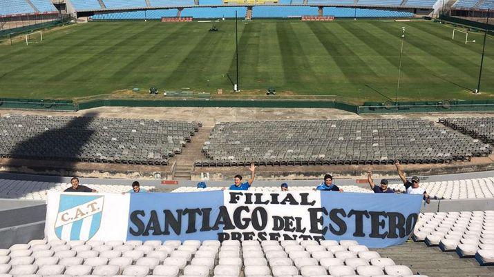 Hinchas santiaguentildeos estaacuten en Uruguay para alentar a Atleacutetico