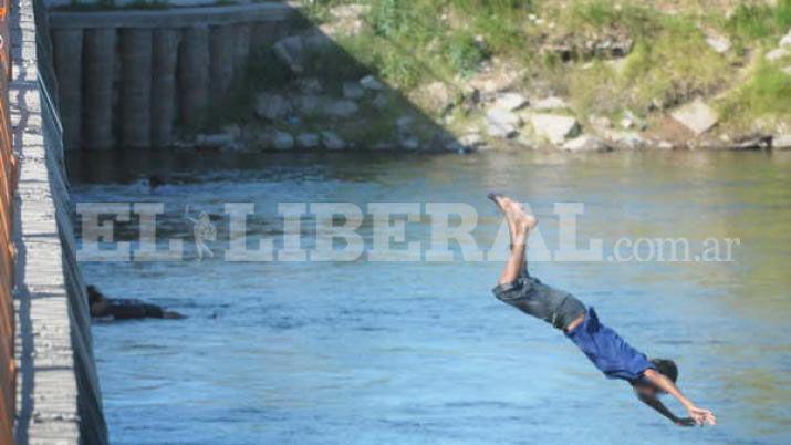 Se tiró del puente y a nado se escapó de la policía Foto- Archivo