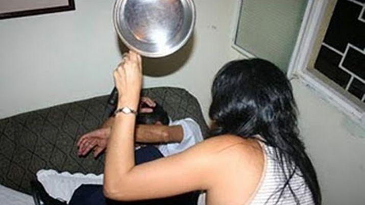 Discutioacute con su mujer y ella le clavoacute un cuchillo en la pierna