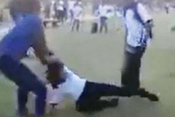 Viralizan un video de dos alumnas a los golpes a la salida de una escuela 