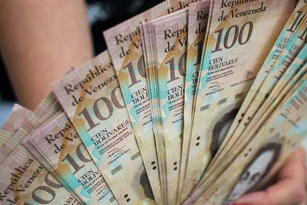 Maduro extiende por otro mes la validez legal de los billetes de 100 boliacutevares