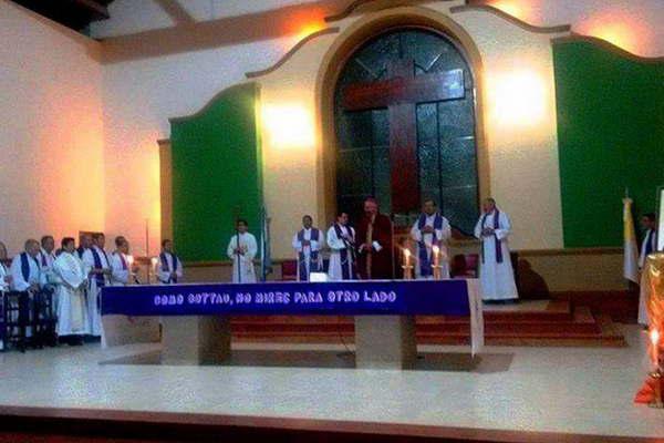 El obispo Chaacutevez y la curia local rezaron en la tumba de Mons Gottau