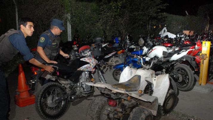 En mega operativo sacan de circulacioacuten a motos y automoacuteviles