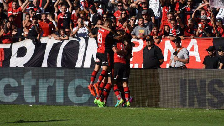 Con tres goles de Scocco Newells apabulloacute a Velez