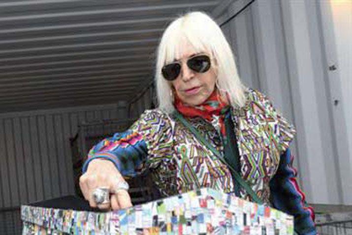 Marta Minujiacuten lleva su Partenoacuten de libros a Alemania