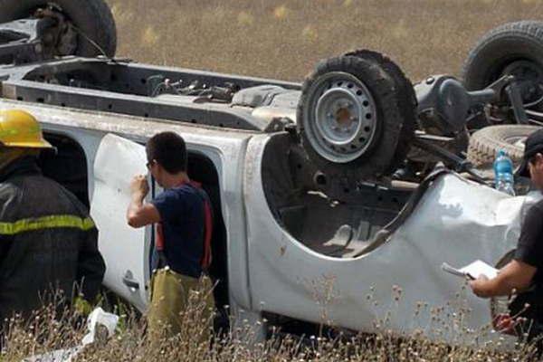 Una pareja cordobesa protagonizoacute un violento vuelco con su camioneta