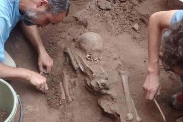 Cavaban en una obra de una escuela y hallaron restos humanos de entre 1500 y 2000 antildeos de antiguumledad