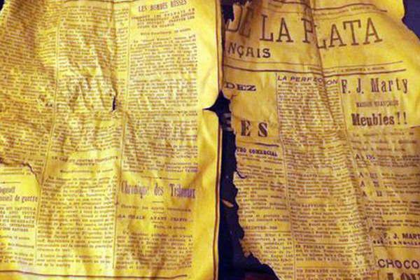 Encontroacute hojas del perioacutedico argentino Le Courrier de 1908 en plena cordillera