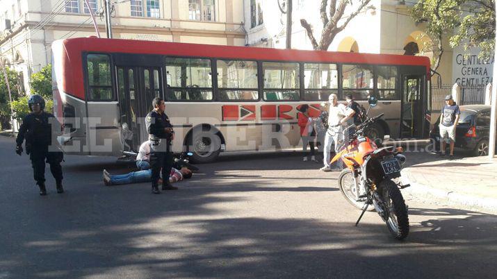 Violento choque entre un colectivo y una motocicleta en pleno centro