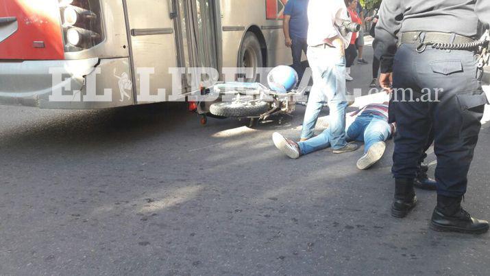 Violento choque entre un colectivo y una motocicleta en pleno centro