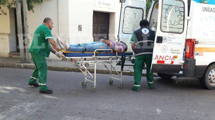 Violento choque entre un colectivo y una motocicleta en pleno centro