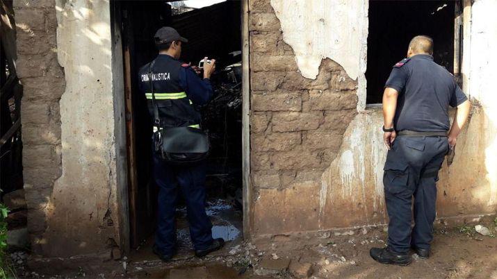 La asesinaron a golpes delante de su hija y quemaron la casa